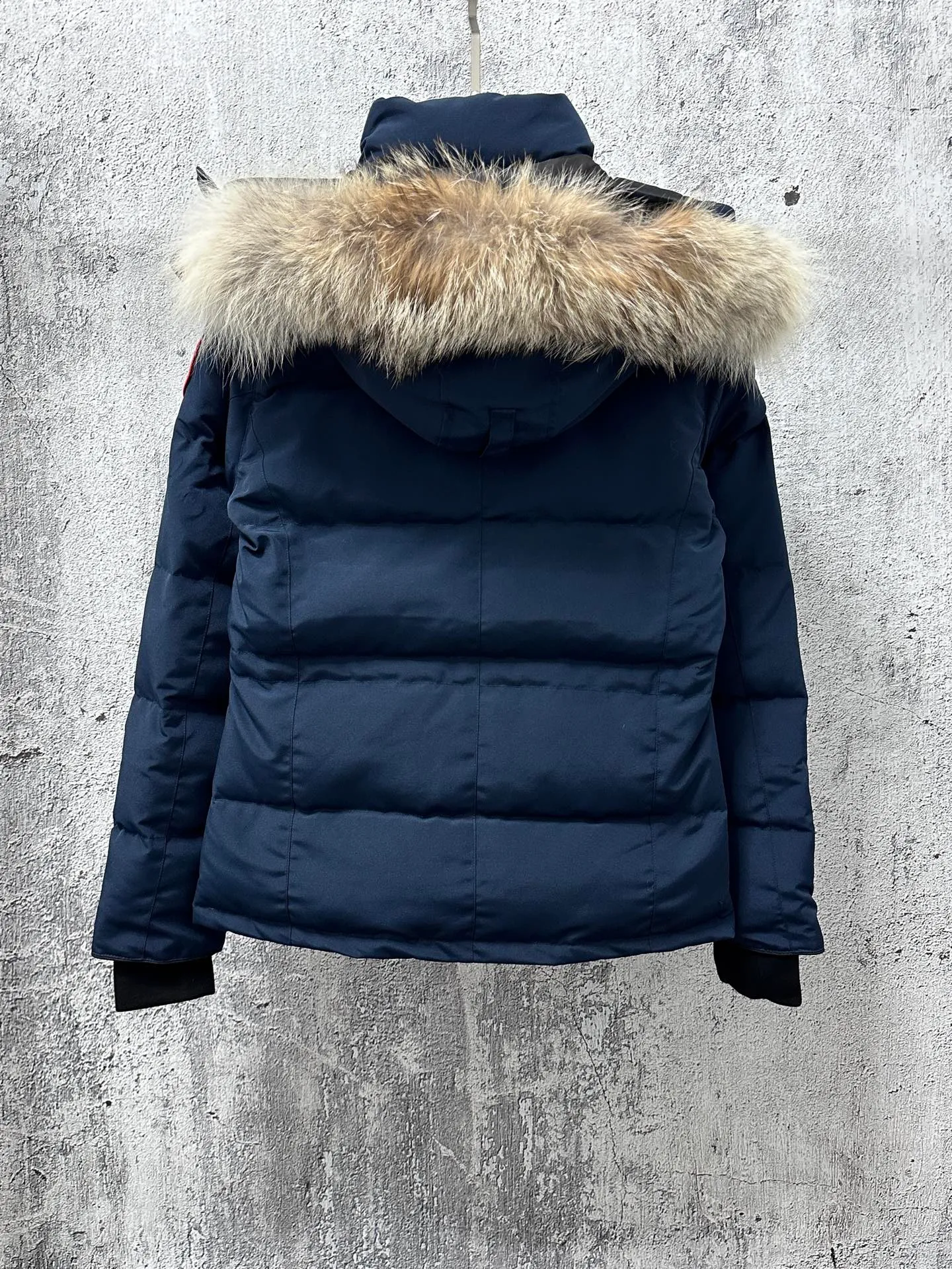 P840 【Canada gooseChelsea】Women's parka down coat, warm and comfortable. The adjustable hood features a high collar and concealed snap closure for extended coverage. And for greater protection against the elements, the detachable wolf fur collar. It features a sturdy YKK® two-way lockable zipper at the center front and a retractable waistband at the inner waist. Designed with internal straps for carrying over the shoulder. Fleece-lined exterior handwarmer pockets. Sturdy ribbed knit cuffs for cold protection and warmth. Sizes: XS-XL